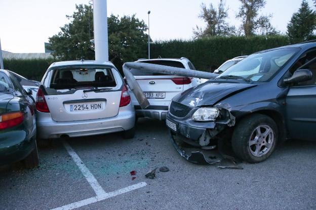 Un conductor sin carné se da a la fuga y se estrella contra cuatro coches en La Fresneda