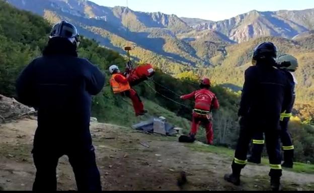 Complicado rescate de una mujer que sufrió una caída en una cabaña en Caso