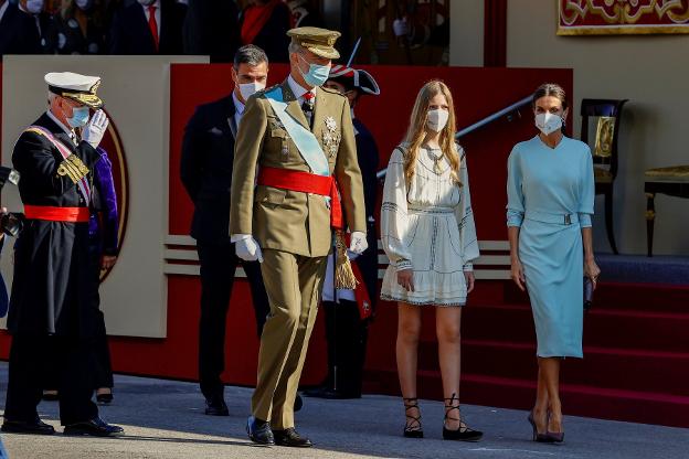 Doña Letizia estrena un vestido azul celeste, drapeado y muy elegante en la Fiesta Nacional