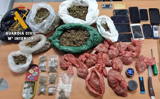 Tres detenidos por ocultar marihuana, móviles y tarjetas de crédito en la tapicería del coche