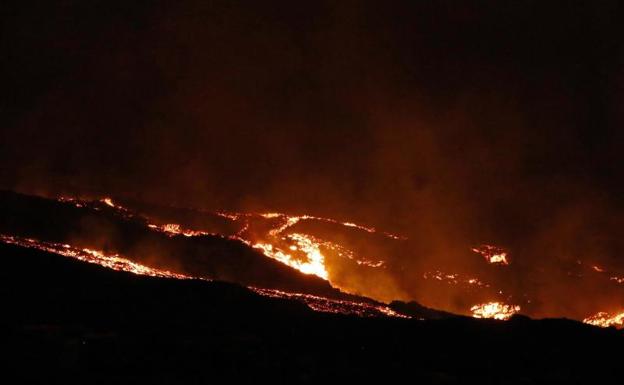 El avance de la colada norte obliga a evacuar a 800 personas en La Palma