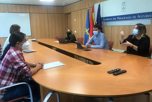 Educación se compromete ampliar las horas del servicio de interpretación de lengua de signos