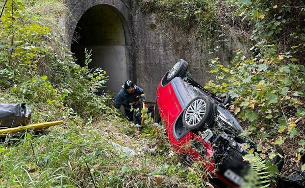 Dos heridos tras salirse de la carretera en Llonín, Peñamellera Baja