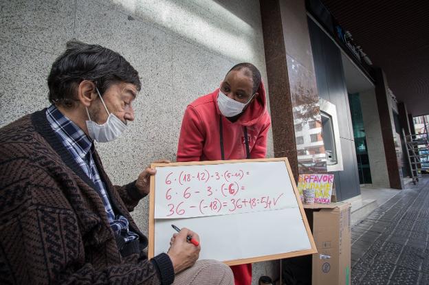 Un profesor de matemáticas para el joven que pide en la calle