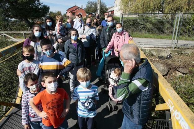 Los vecinos de Lugones piden la «sustitución íntegra» de la pasarela de El Carbayu