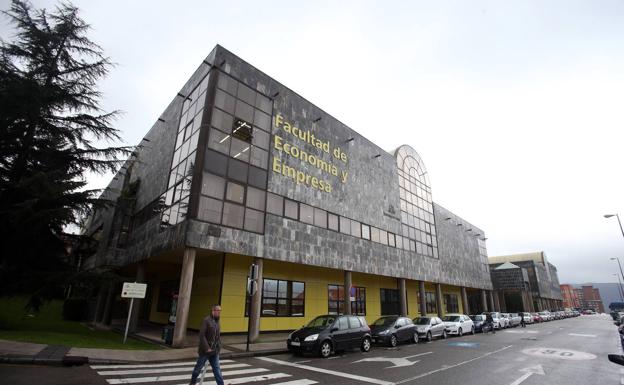 La Universidad de Oviedo recibe la donación de los 2.000 ejemplares de la Biblioteca Hewings