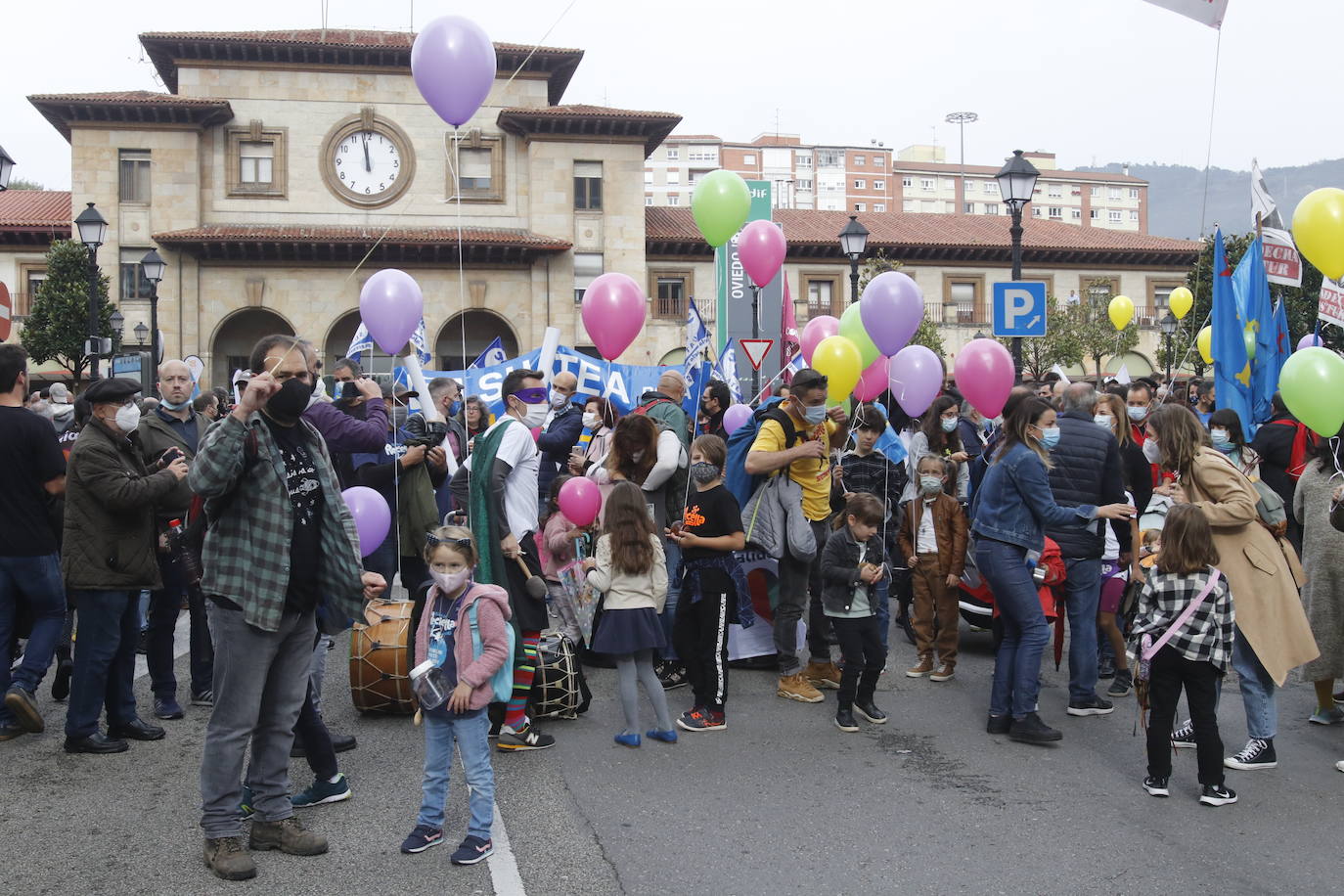 Miles de personas recorren el centro de Oviedo en la concentración por la oficialidad de la llingua