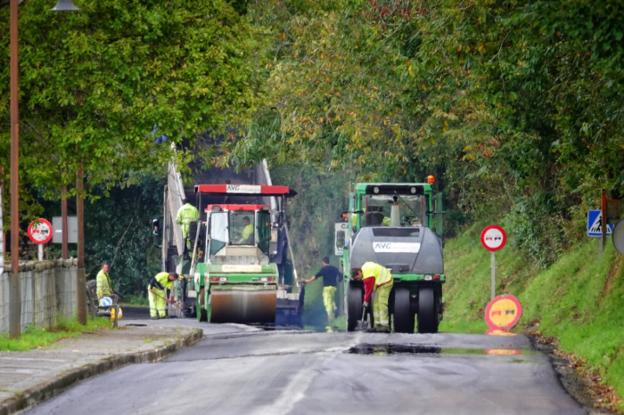 Caravia repara el tramo urbano de la carretera N-632