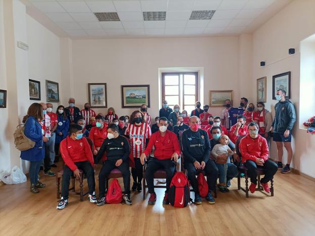 Visita de los jugadores del Sporting Genuine