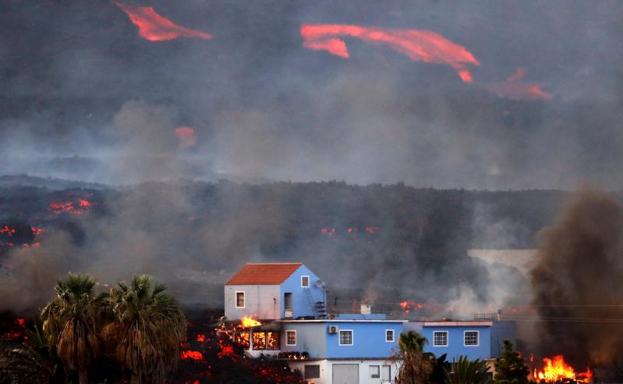 La lava engulle la casa de uno de los asturianos evacuados en La Palma