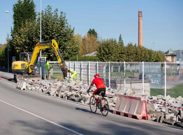 Medio centenar de vecinos de Lugones acuden al juzgado para frenar el carril bici