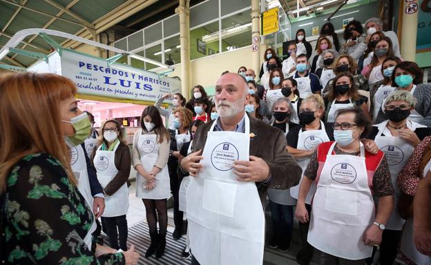 Comerciantes del Oviedo Antiguo donan cien mandiles firmados por José Andrés a la Cocina Económica