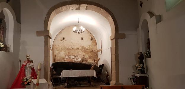 Se desploma el retablo de la iglesia de Santolaya, de setenta años de antigüedad