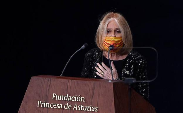 Gloria Steinem: «Es la primera vez que recibo un premio en honor a una mujer»