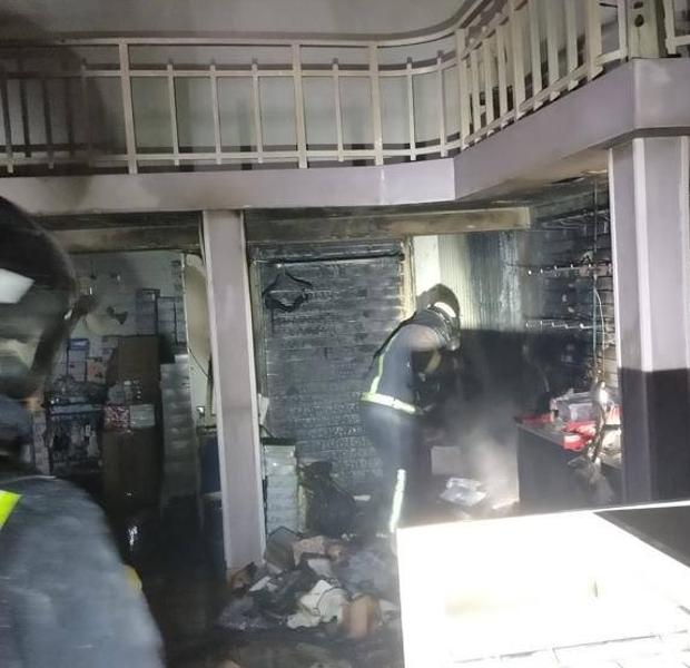 Un incendio destruye una tienda de ropa en Luarca