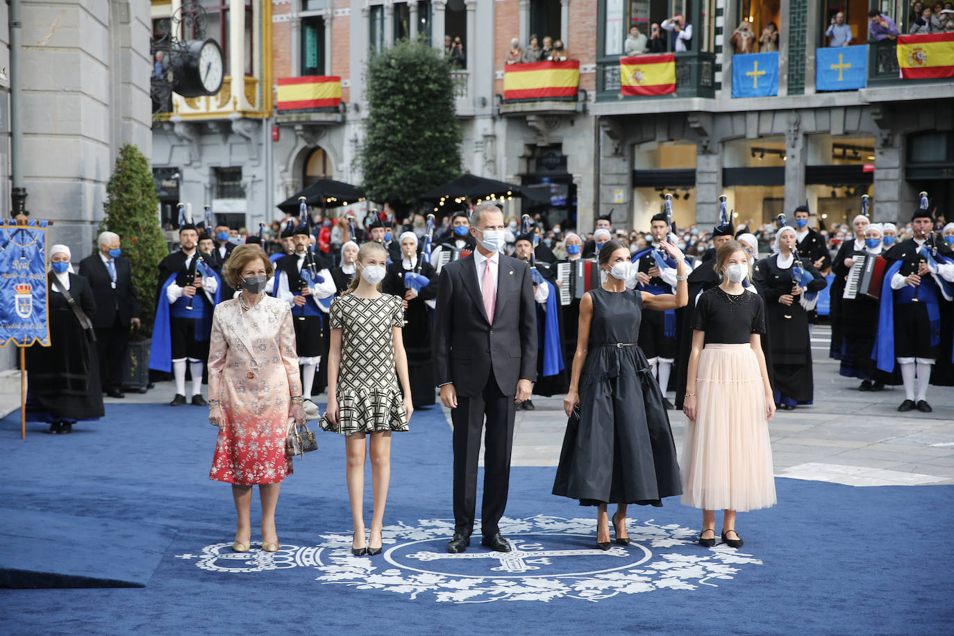 Todos los 'looks' de la Reina Letizia, la Princesa Leonor y la infanta Sofía