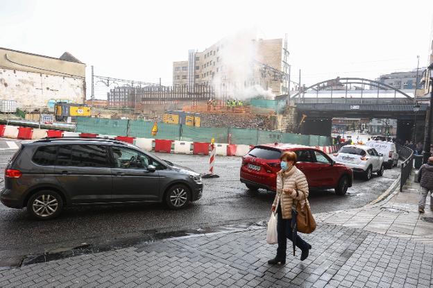 El cierre de otro carril aumenta los atascos en Ciudad Naranco