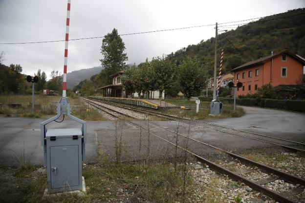 Adif licita la supresión de un paso a nivel en Aller con una inversión de 1,7 millones