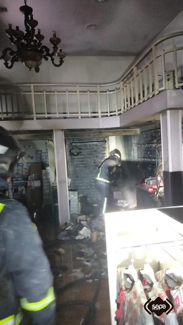 Un incendio calcina una tienda en Luarca y obliga a desalojar a una pareja del edificio