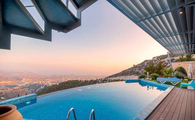 ¿Puedo construir una piscina en mi ático si vivo en una urbanización?