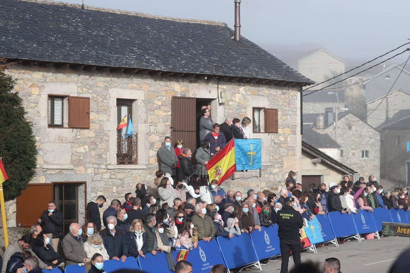 Gran ambiente en Santa María del Puerto para recibir a la Familia Real