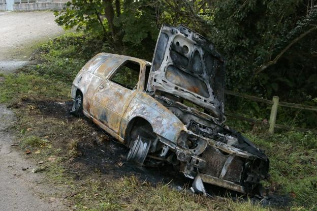 Aparece un coche quemado en El Resbalón