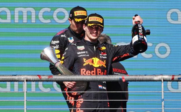 Verstappen resiste a Hamilton; KO de Alonso y lío arbitral