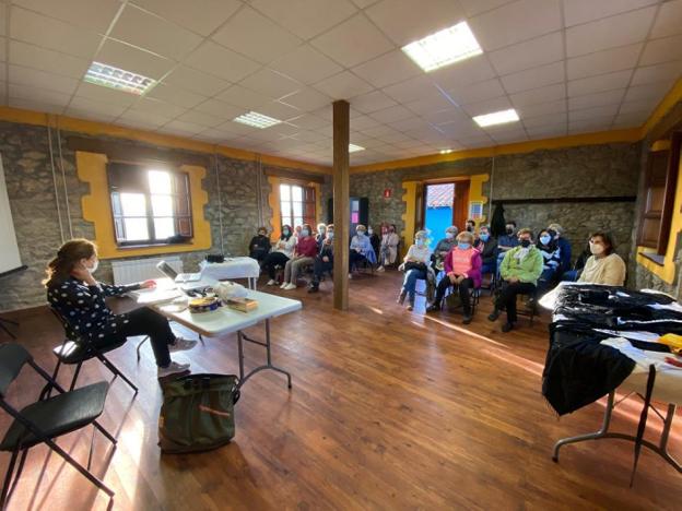 Charla sobre el traje tradicional de Cabranes