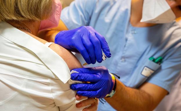 Salud aspira a vacunar contra la gripe a 400.000 personas