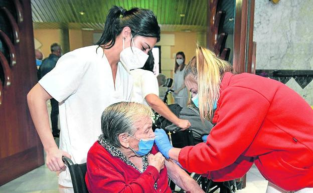 Las vacunas frenan el 90% de los ingresos hospitalarios y de las defunciones