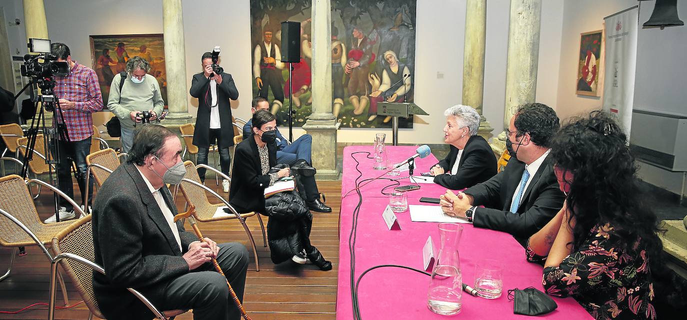 Anna Caballé: «Los españoles nos debemos todavía una biografía completa sobre Franco»