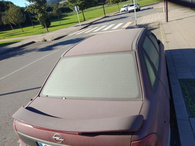La contaminación se ceba con los coches aparcados en El Lauredal