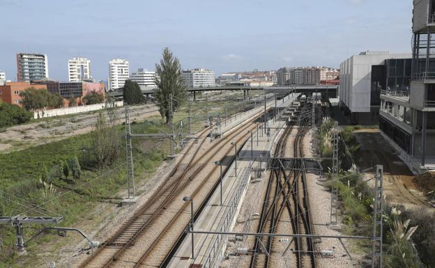 El PSOE vota en contra de recuperar el plan de vías de Gijón de 2019 que exige Foro para apoyar la oficialidad