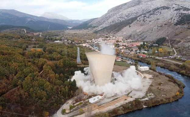 Iberdrola ejecuta la voladura de la torre de la térmica palentina de Velilla