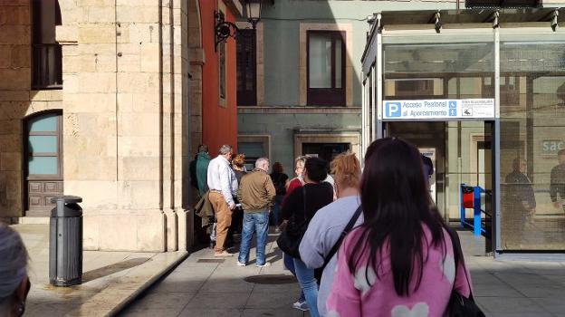 Atención Ciudadana sin cita previa: colas de treinta personas y una hora de espera