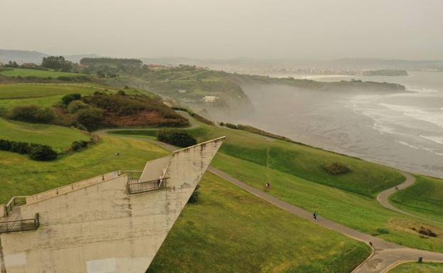 La Policía Nacional salva in extremis a una joven gijonesa en los acantilados de La Providencia