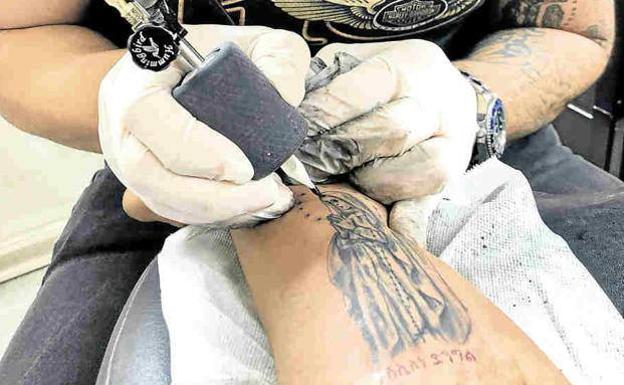 Interior permite que los guardias civiles lleven tatuajes en cabeza y manos