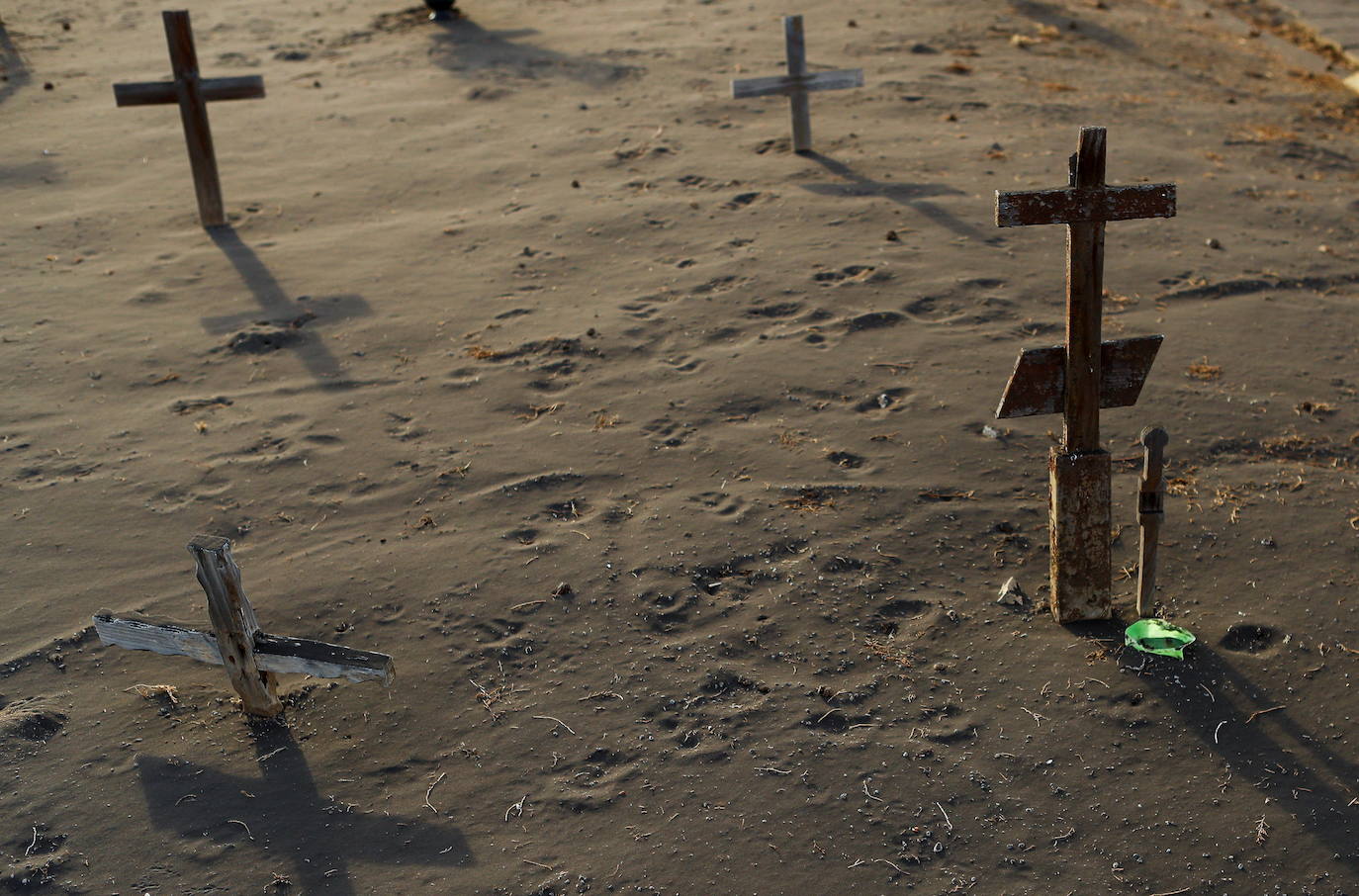 Las tumbas de un cementerio de La Palma, bajo la ceniza