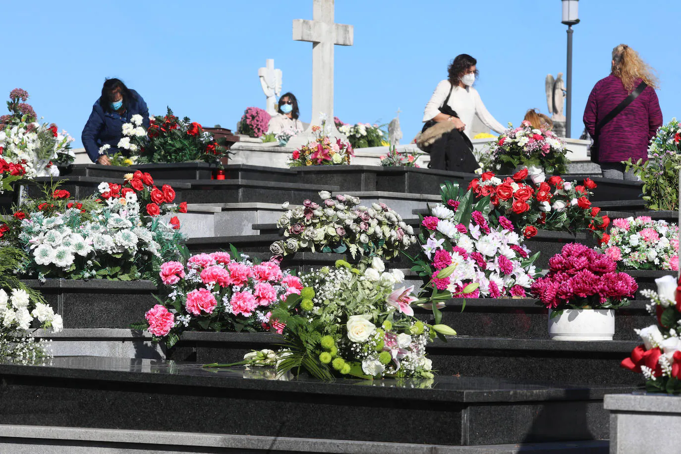 Día de Difuntos en los cementerios asturianos