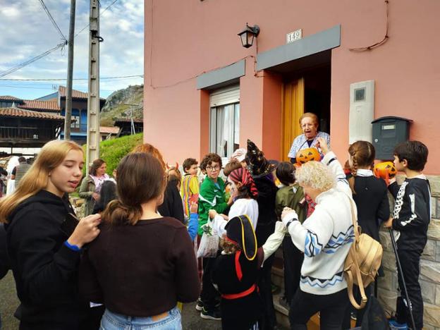 Los pequeños viven Halloween con ilusión por todo el Bajo Nalón