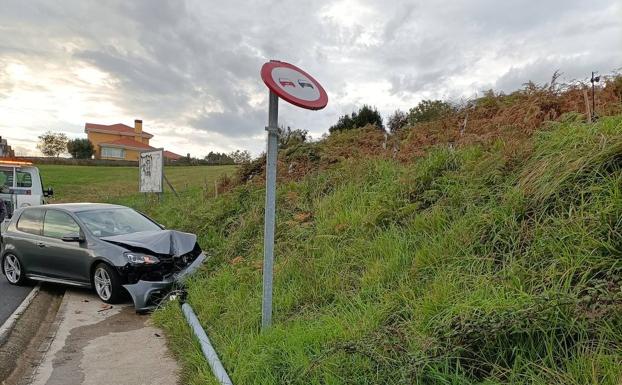 Localizado en unos matorrales un conductor avilesino que huyó tras derribar una farola ebrio
