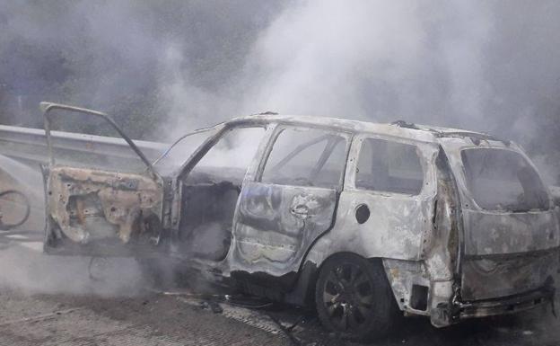 Un coche incendiado provoca fuertes retenciones en la autopista 'Y'