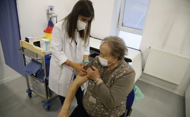 Arranca la campaña de la gripe para 400.000 asturianos: «Así me lo quito de encima, yo encantada»