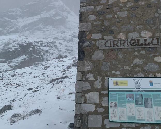 El invierno se adelanta y la nieve empieza a cubrir las montañas asturianas