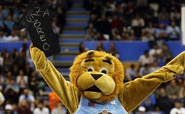 La mascota del Breogán, acusada de «insultar» y «atacar» a los jugadores del UCAM Murcia