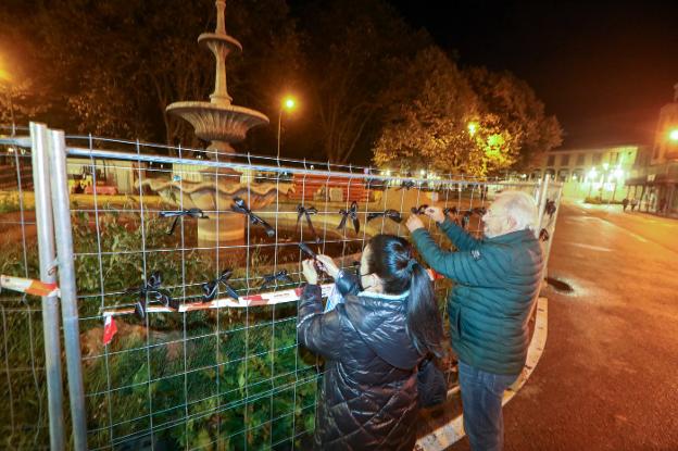 Lazos negros de luto para despedir a la fuente de Pedro Menéndez