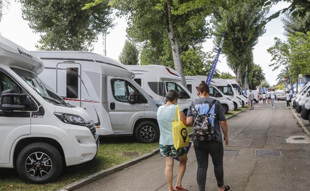 Onís aprueba una ordenanza de autocaravanas que incluye multas