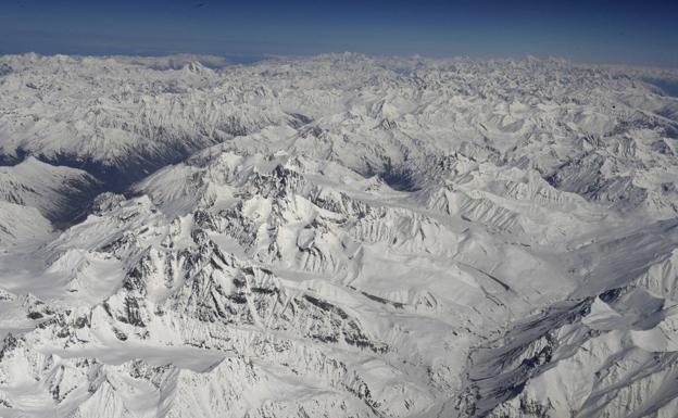 Tres alpinistas franceses en paradero desconocido tras una avalancha en el Himalaya