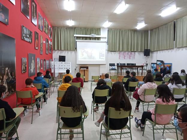 Mil estudiantes de varios institutos, conectados por la obra de Miguel Delibes