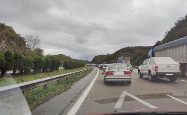Un accidente provoca retenciones kilométricas en la Y